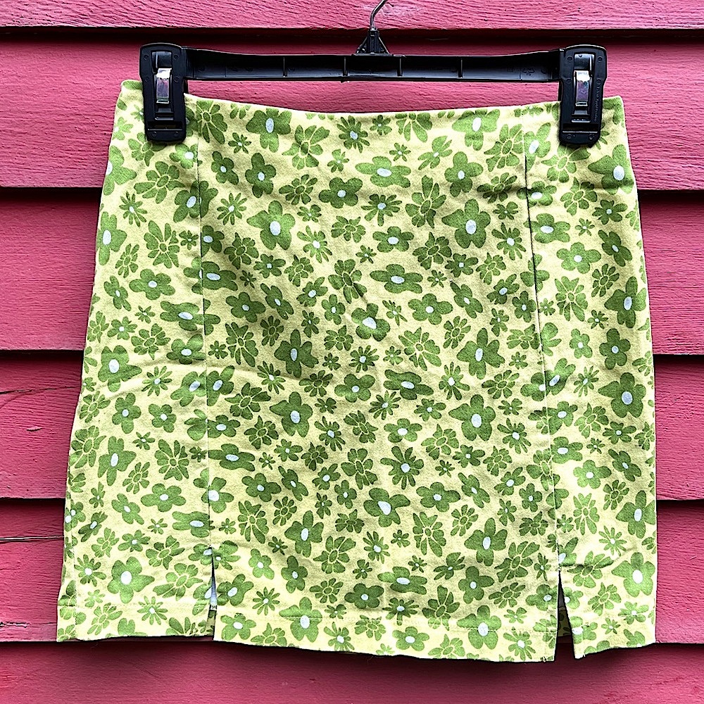 Love on a Hanger | Retro Floral Print Mini Skirt, Yellow/Green, size 7 (Juniors)
